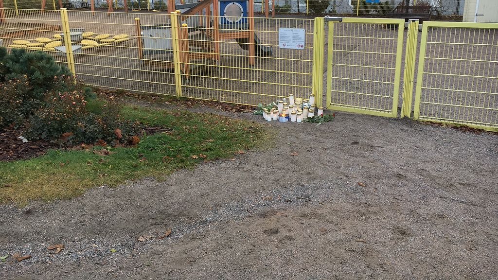 Veriteko tapahtui leikkipuiston ulkopuolella maanantaina ennen aamukahdeksaa. Poliisipartio taklasi miehen maahan kesken teon, mutta tyttö kuoli myöhemmin vammoihinsa.