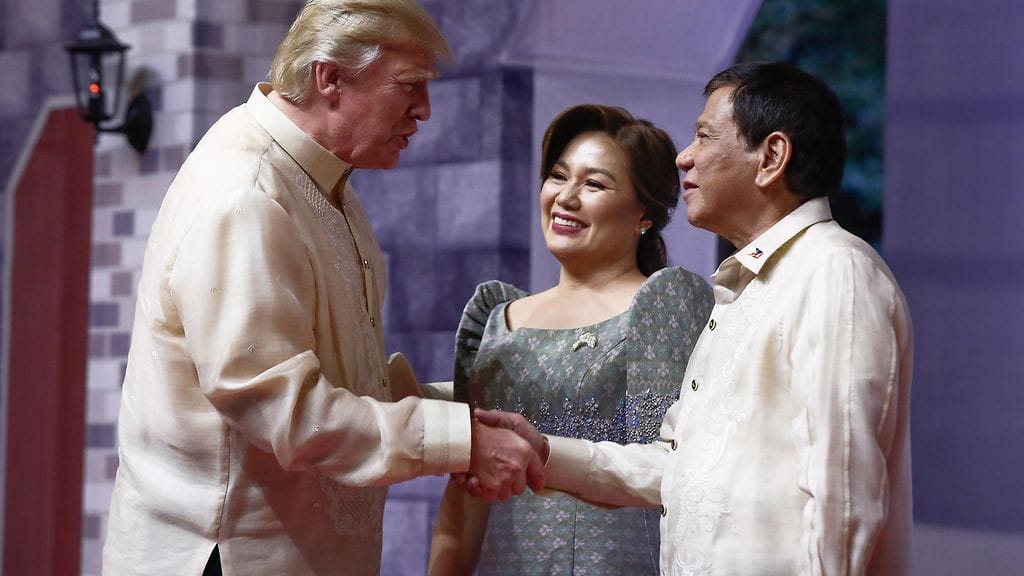 Presidentti Donald Trump tervehti Asean-kokouksen isäntämaan Filippiinien presidenttiä Rodrigo Dutertea ja tämän avovaimoa Honeylet Avancenaa kokousillallisella.