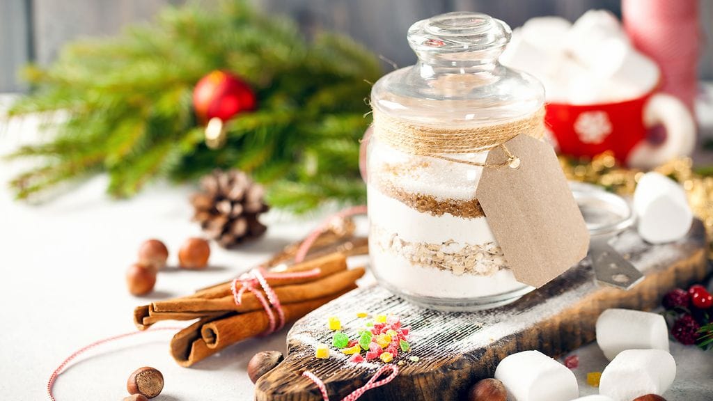 Kaunis lasiastia viimeistelee ruokalahjan.