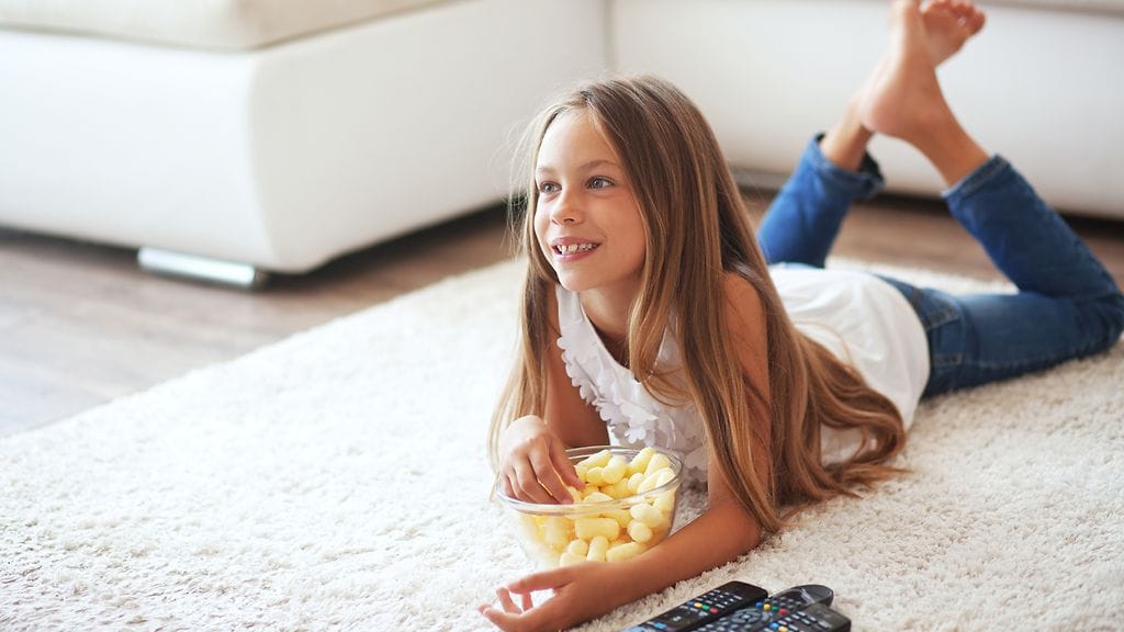 Huonojen ruokailutottumusten ja liiallisen television katselun välillä on löydetty useissa tutkimuksissa selkä linkki.