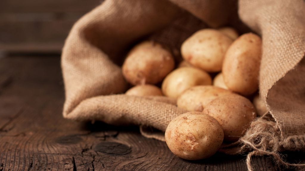 Kultaiseen perunaan lisätyt vitamiinit ovat helposti imeytyvässä muodossa. Kuvituskuva.
