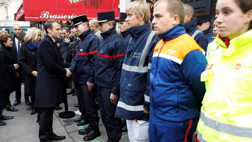 Ranskan presidentti puolisoineen tapasi seremoniassa muun muassa ensihoitajia ja palomiehiä.