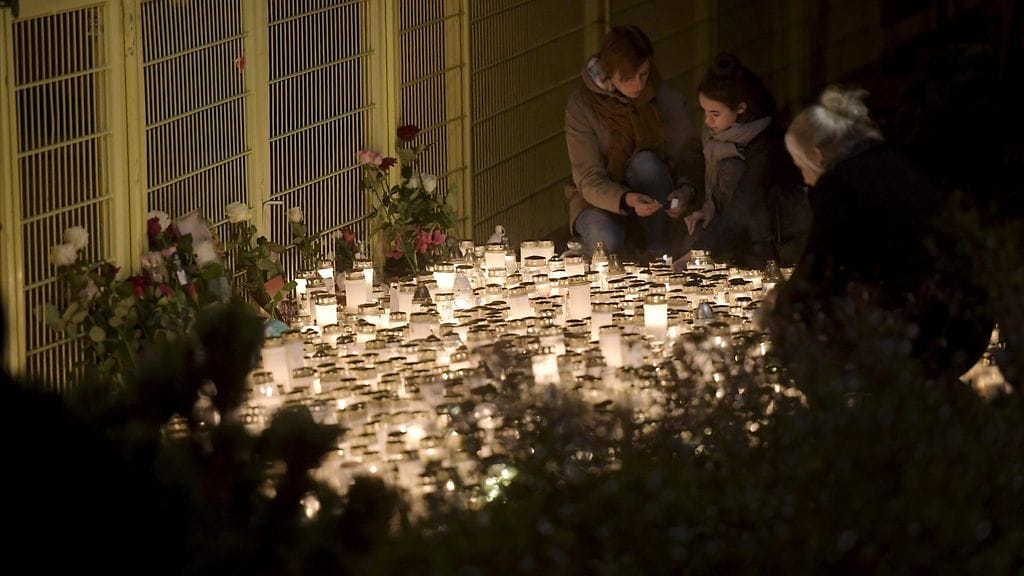 Surevat ihmiset toivat kynttilöitä tapahtumapaikalle Lyseon leikkipuistoon maanantai-iltana.