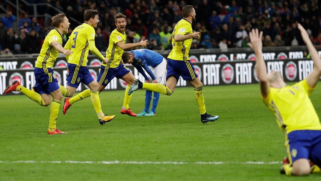 Ruotsin joukkue tuulettaa, Italia joutui pettymään.