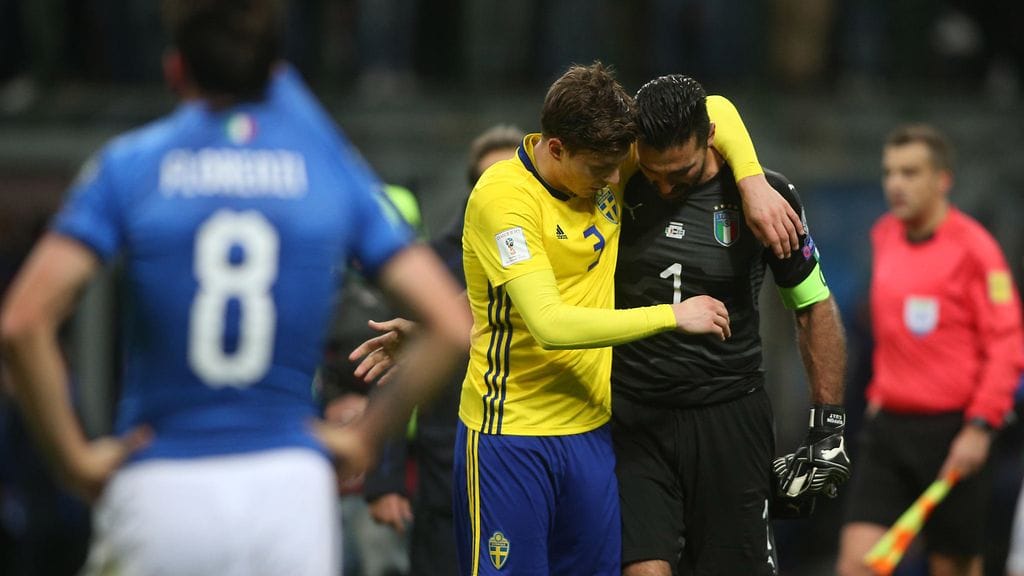 Gianluigi Buffon Ruotsin Victor Lindelöfin lohdutettavana