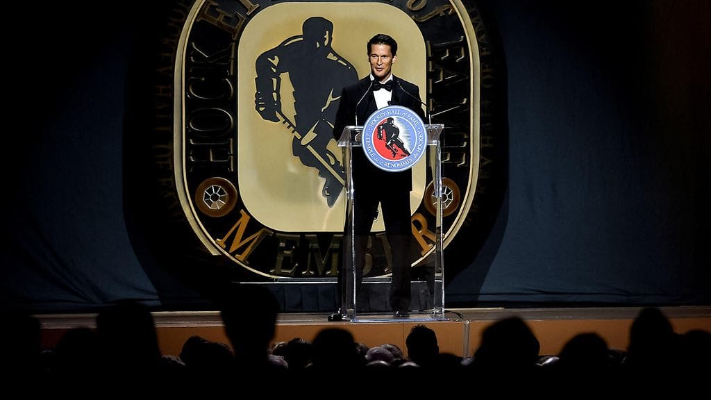 Paul Kariya puhujakorokkeella.