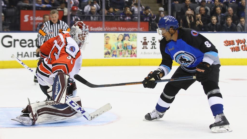 Teemu Selänne piinasi Jean-Sebastien Giguerea Hall of Fame -viikonlopun ottelussa.