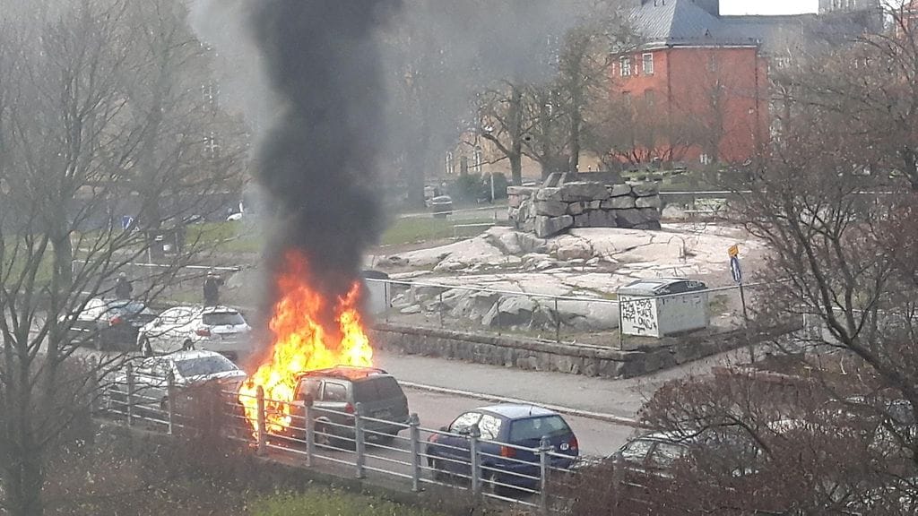 Henkilöauto syttyi tuleen tiistaina 14. marraskuuta Helsingin Kalliossa.