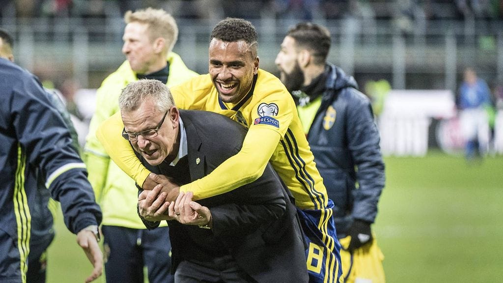 Janne Andersson ja Isaac Kiese Thelin juhlivat MM-paikkaa San Sirolla.