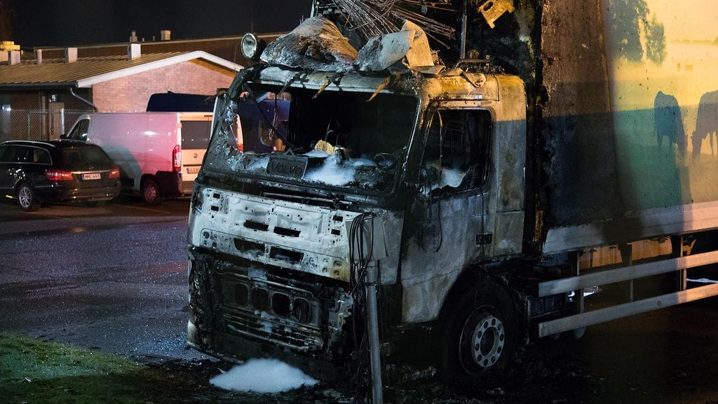 Poliisi epäilee, että neljä kuorma-autoa poltettiin Tampereella tarkoituksena tuottaa Valiolle taloudellista vahinkoa.