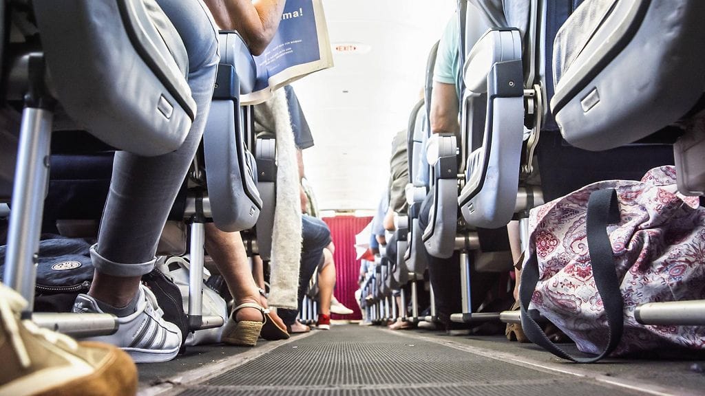 Kanssamatkustajat toivovat, että lennolla pidetään sukat jalassa.