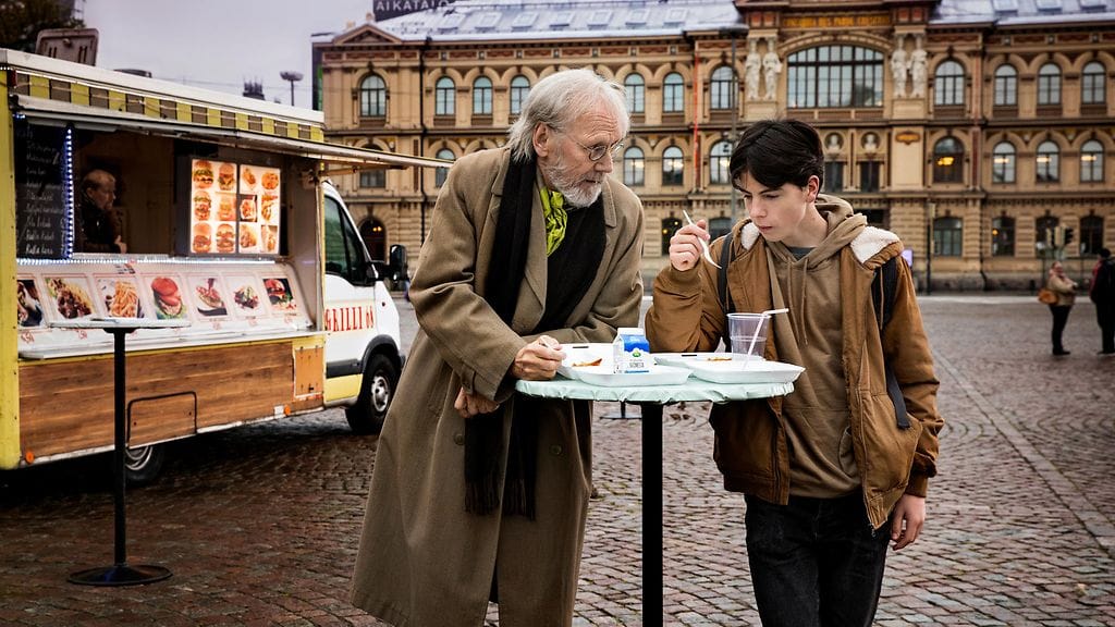 Tekijä tuntematon -elokuvan päärooleissa näyttelevät Heikki Nousiainen ja Amos Brotherus.