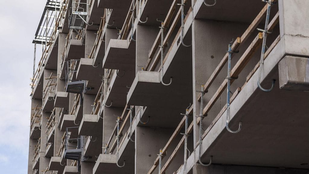 Kuvituskuvassa rakennetaan kerrostaloa Helsingin Kalasatamaan vuonna 2014.