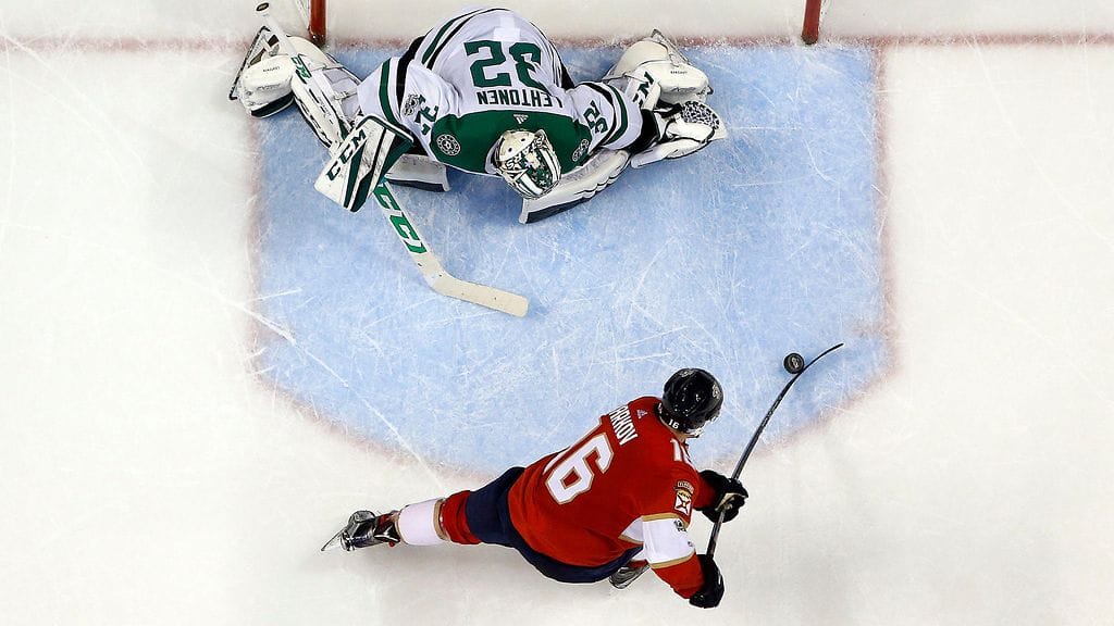 Aleksander Barkov ohitti rankkarikisassa Kari Lehtosen.