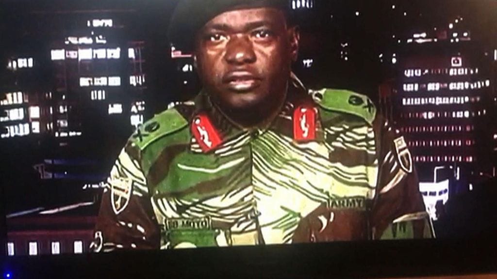 Kenraalimajuri Sibusiso Moyo luki kanavalla tiedotteen, jonka mukaan kyse armeijan toiminnassa ei ole kyse vallankaappauksesta.