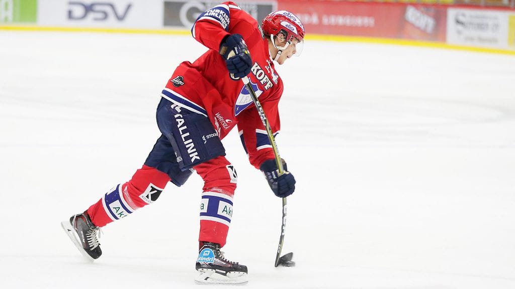 Miro Heiskanen iskee maaleja liukuhihnalta.