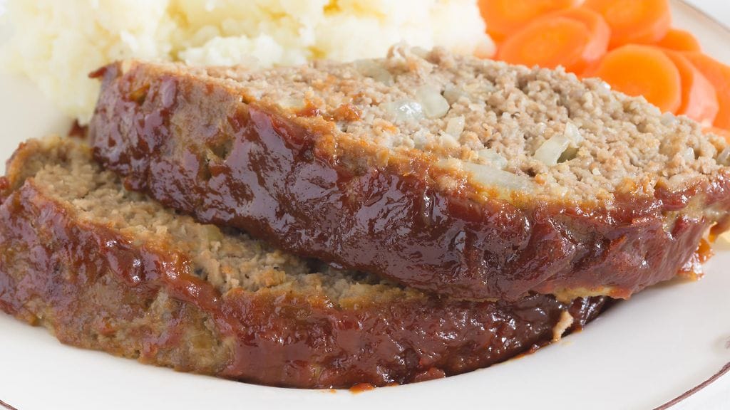 Lihamureketta lisukkeineen. Kuvituskuva.