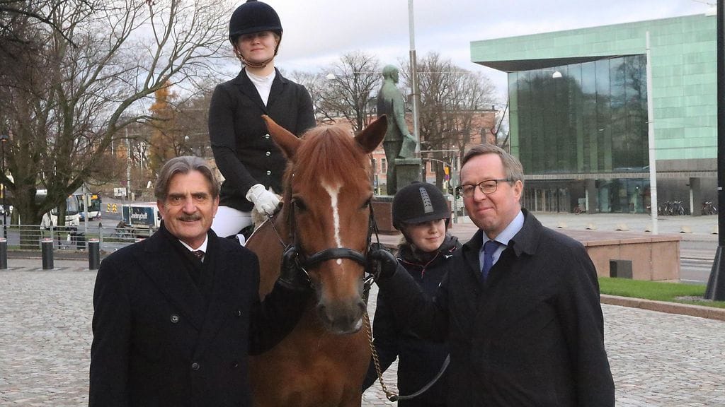 Ratsastajainliiton pääsihteeri Fred Sundwall (vas.) ja elinkeinoministeri Mika Lintilä avasivat Hevosvaltiopäivät Eduskuntatalon edustalla.