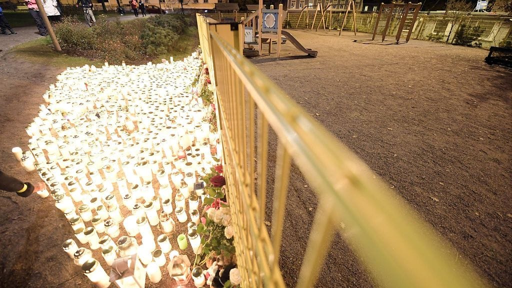 Surijoiden tuomia kynttilöitä ja lasten pehmoleluja Porvoossa Lyseon leikkipuistossa maanantai-iltana 13. marraskuuta 2017. Ranskalaissyntyinen isä puukotti kolmivuotiaan lapsensa leikkipuistossa maanantaiaamuna kahdeksan aikaan.