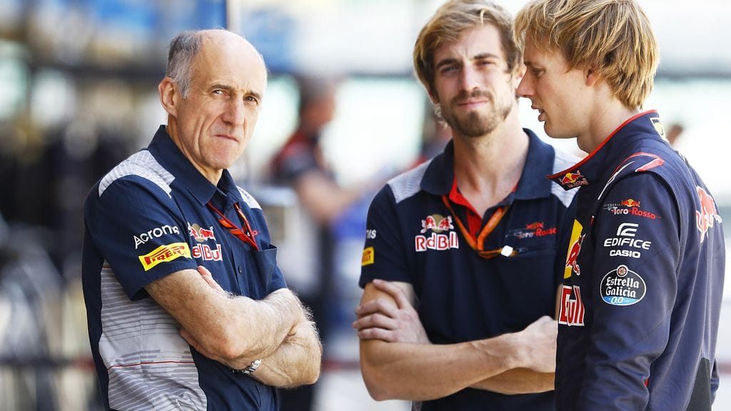 Franz Tost (vas.) perustelee tiedotetta vastalauseena Renault'n kritiikkiin.