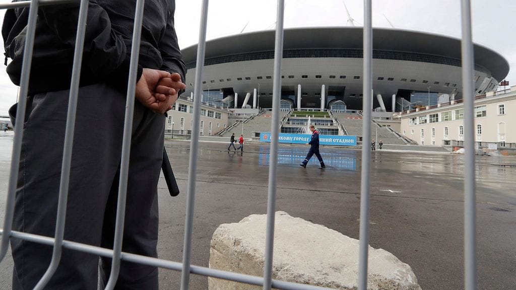 Krestovski-stadion rakennusprojekti oli sekasortoinen.