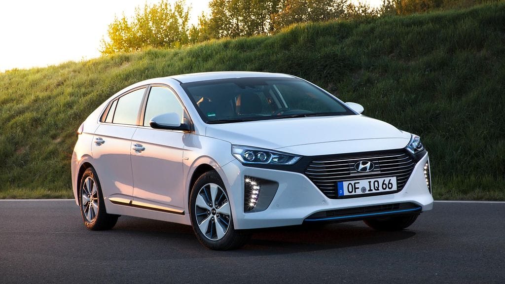 Hyundai Ioniq on saatavissa kolmella sähköisellä voimalinjalla: hybridinä, ladattavana hybridinä ja täyssähköautona.