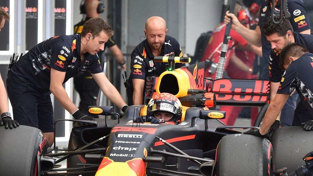 Ledi palaa vihreänä Max Verstappenin auton ilmanottoaukon päällä, joten mekaanikot voivat koskea autoon.