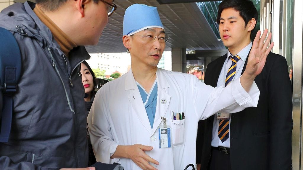 Eteläkorealaislääkäri Lee Cook-Jong kertoo, miten ampumahaavoija saaneen sotilaan leikkaus sujui.