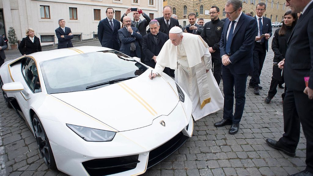 Paavi Franciscus ja hänen oikealla puolellaan Lamborghinin pääjohtaja Stefano Domenicali.