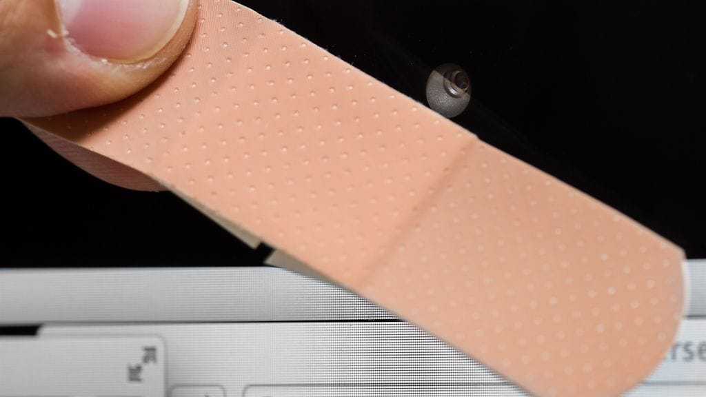 Web-kameran peittäminen on pieni, halpa ja kannattava satsaus omaan turvallisuuteen.