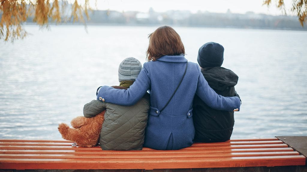 Äiti muistuttaa poikia olemaan kilttejä isälleen sitten, kun häntä ei enää ole.