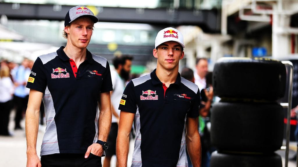 Brendon Hartley (vas.) ja Pierre Gasly jatkavat Toro Rosson kuskeina kaudella 2018.