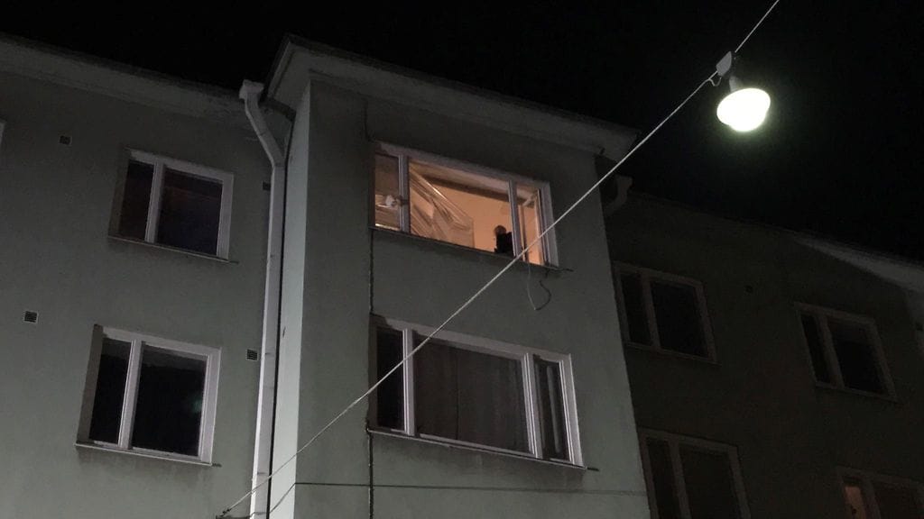 Mies heitteli tavaroita Helsingin Pengerkadulla sijaitsevasta kerrostaloasunnostaan kadulle eilen illalla.