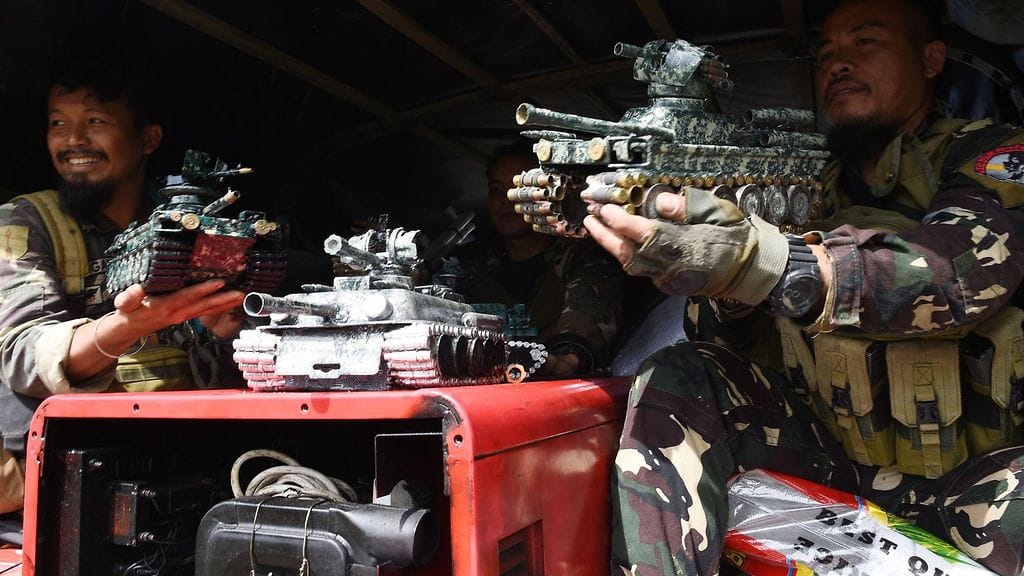 Isis-järjestöä vastaan taistelleet sotilaat esittelevät hylsyistä tehtyjä leikkipanssarivaunuja Filippiineillä.