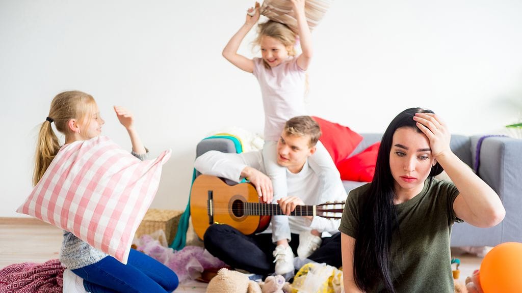 Äidit stressasivat puolisoitaan lapsia enemmän, mutta suurimmasta stressistä kärsivät yksinhuoltajat. Kuvituskuva.