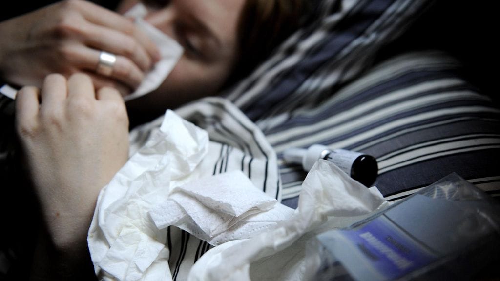 Tavallista flunssaa tulee hoitaa levolla ja särkylääkkeillä, ei antibiooteilla. Kuvituskuva.