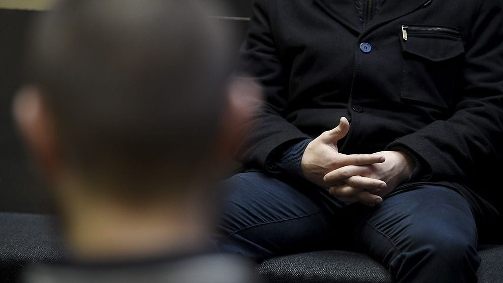 Kaksi syytetyistä odotti pääkäsittelyn alkamista Helsingin käräjäoikeudessa Helsingissä 17. marraskuuta 2017.