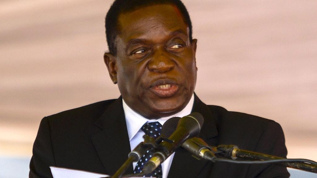 Mnangagwa pakeni Zimbabwesta runsas kaksi viikkoa sitten, kun presidentti Robert Mugabe, 93, oli erottanut hänet varapresidentin paikalta.