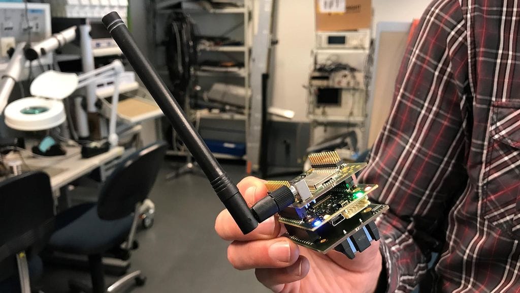 Älypuhelimien rinnalla verkkoihin kytkeytyy myös sensoreita. Kuvassa tutkijoiden kehittämä modulaarinen sensorialusta, jossa on mahdollista vaihtaa joustavasti sekä sensoreita että kaytettävä yhteys.