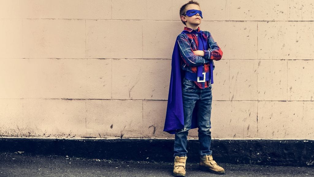 Urhoollinen pikkupoika puuttui seksuaaliseen häirintään. Kuvituskuva.