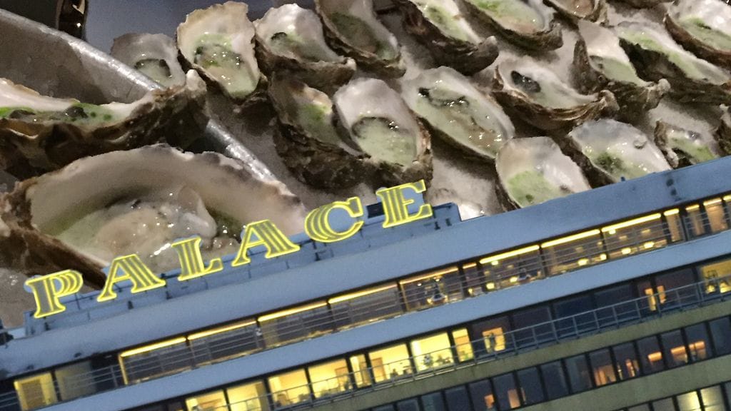 Palacen kutsuvierasavajaisissa maisteltiin muun muassa ostereita.