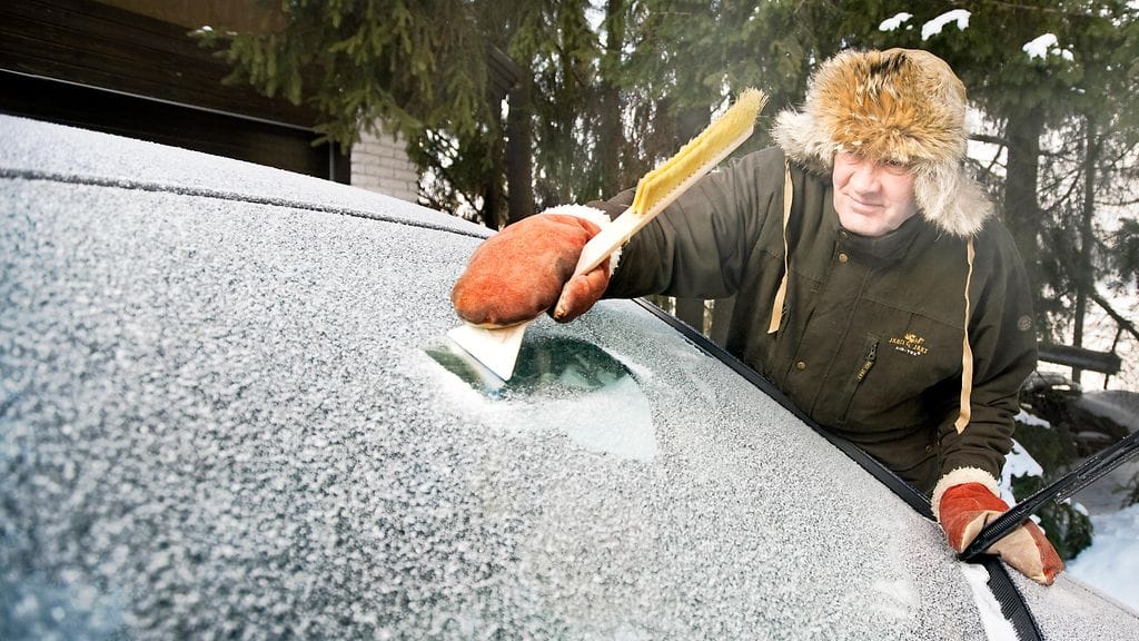 Skrapa ja lumiharja löytyvät lähes jokaisesta autosta talvikaudella. Niiden lisäksi autossa tulisi olla talvisin mukana vähän muutakin.
