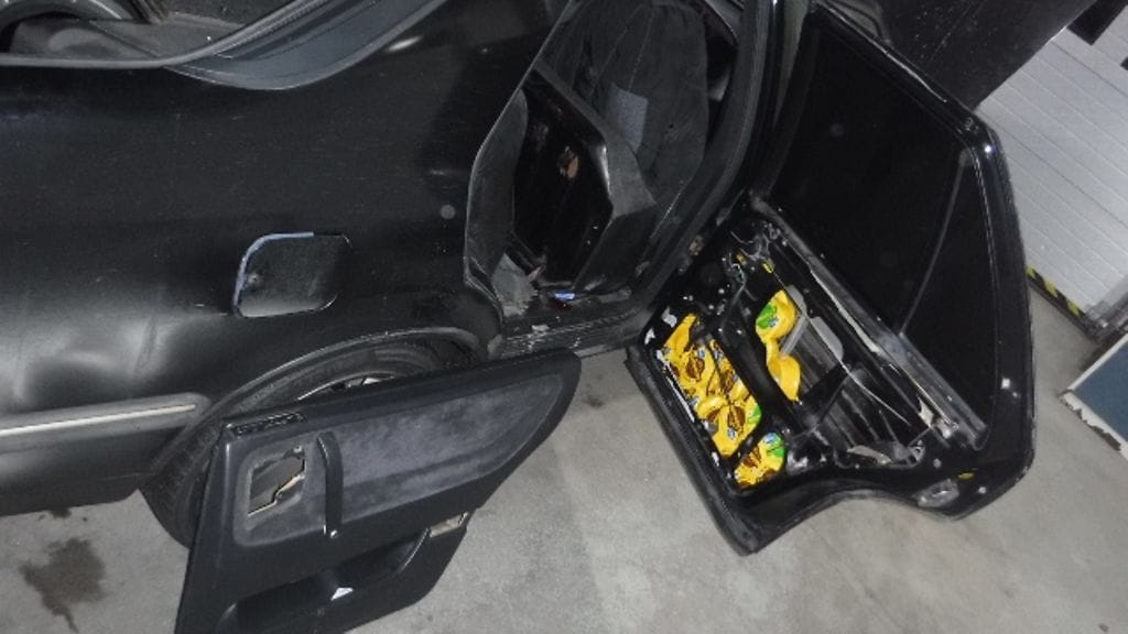 Venäjän tullin haaviin jäänyt mies oli sullonut pakotteiden alaisia elintarvikkeita autonsa onkaloihin lähes 150 kilon edestä.