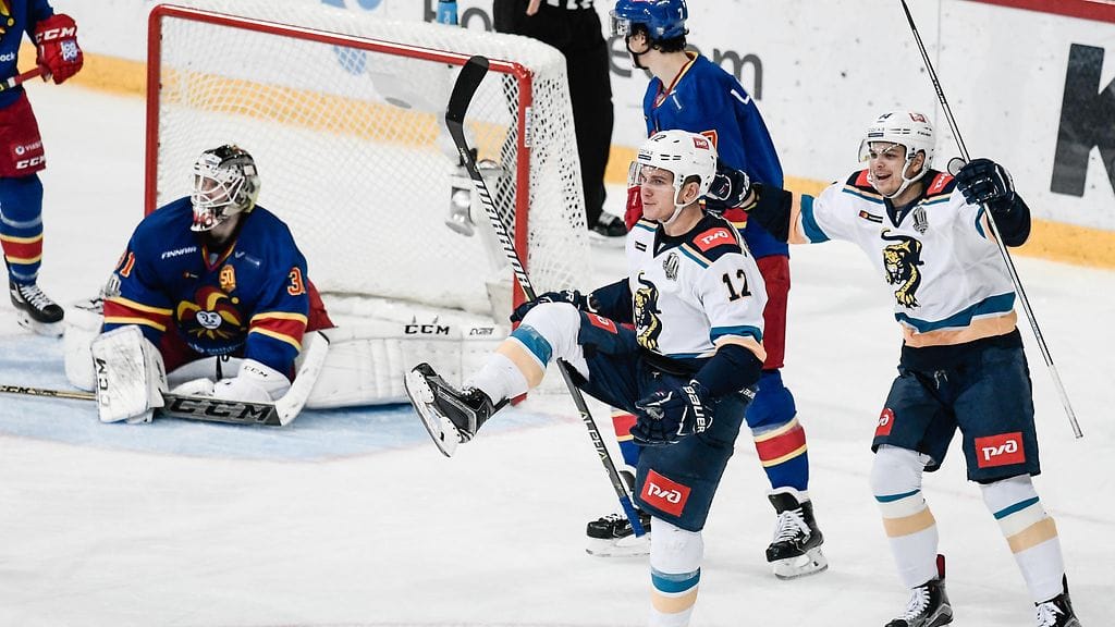 Pavel Padakin tuulettaa voittomaaliaan.