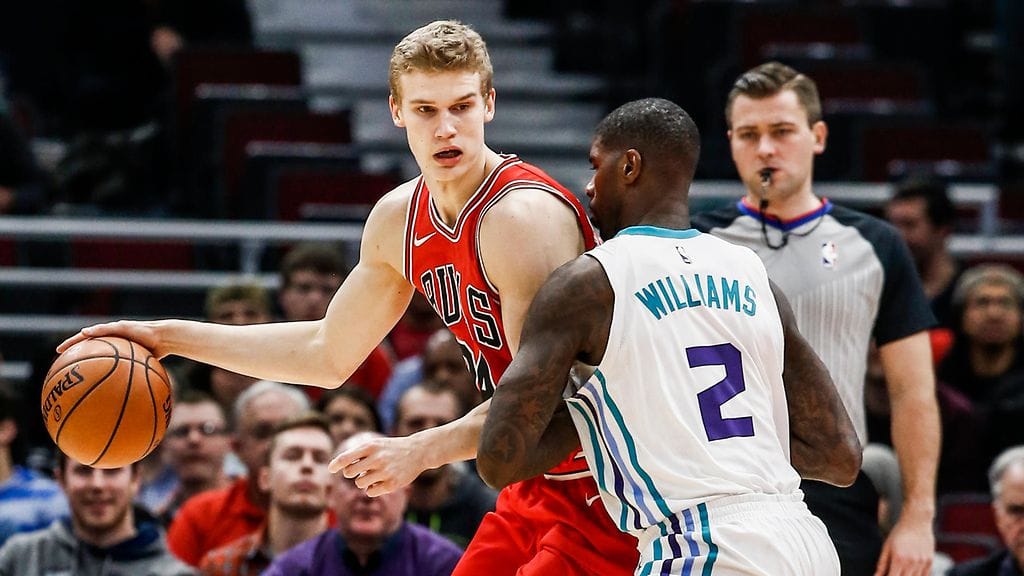 Lauri Markkanen Hornetsin Marvin Williamsin pihdeissä.