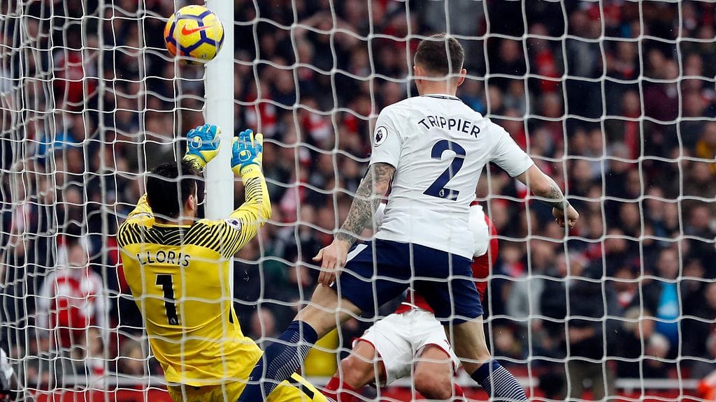 Alexis Sanchezin kuti painui Tottenham-maalivahti Hugo Llorisin taakse.