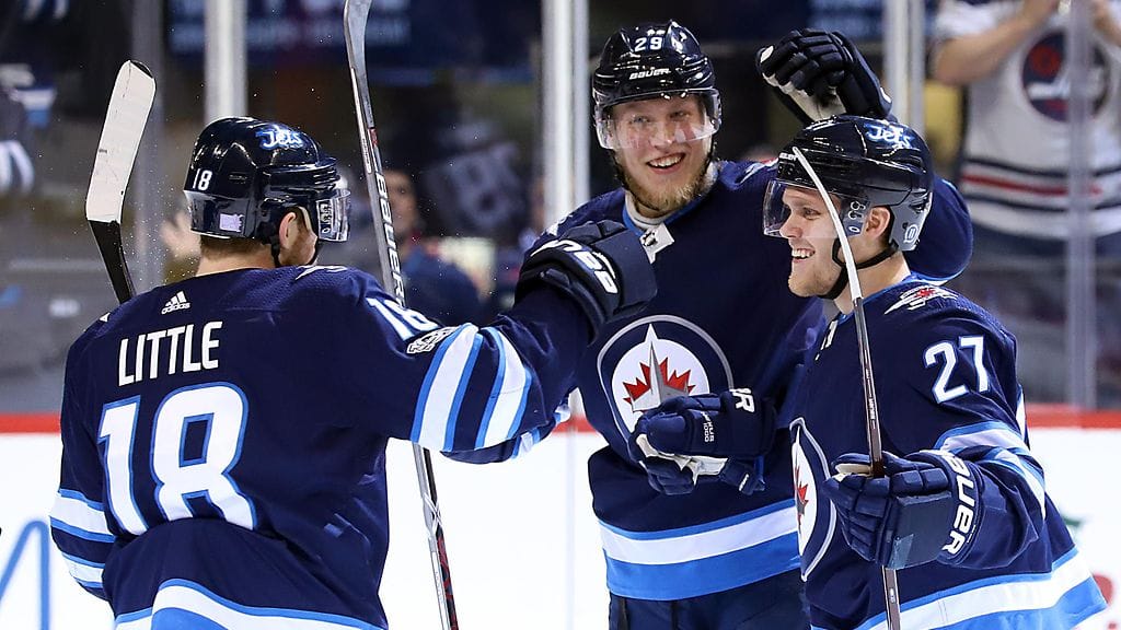 Patrik Laine (kesk.) sai taas tuulettaa.