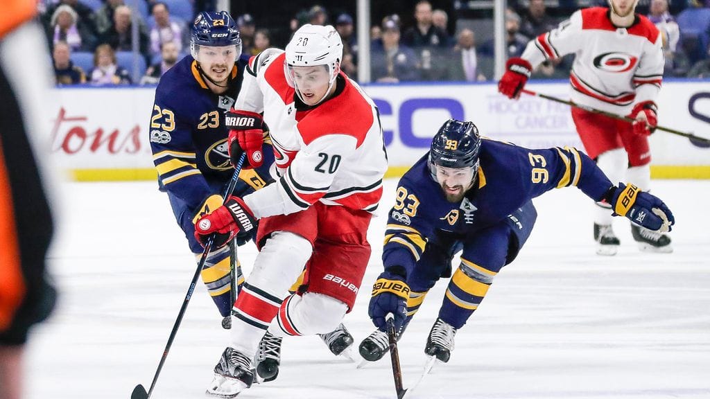 Sebastian Aho karkaamassa Buffalon pelaajilta.