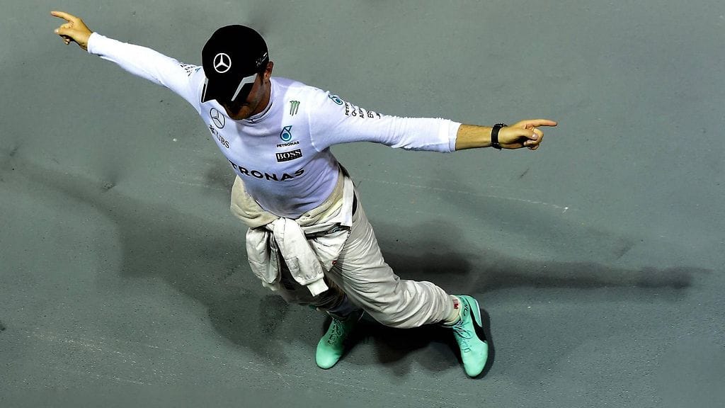 Nico Rosberg ajoi viime kaudella Singaporessa paalulle ja voittoon.