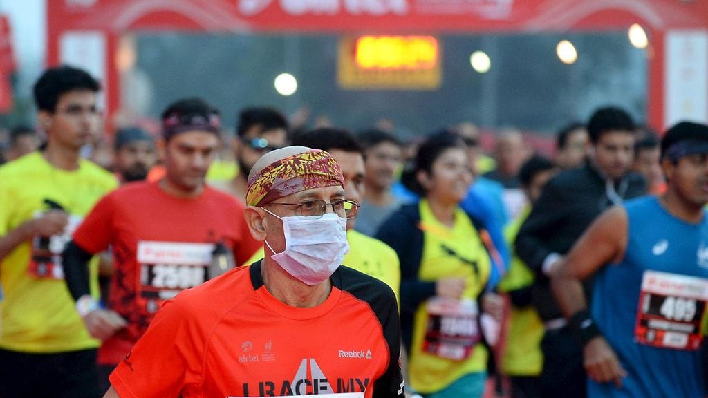 Osa Delhin maratonille osallistuneista käytti hengityssuojaimia, mutta suurin osa ei.